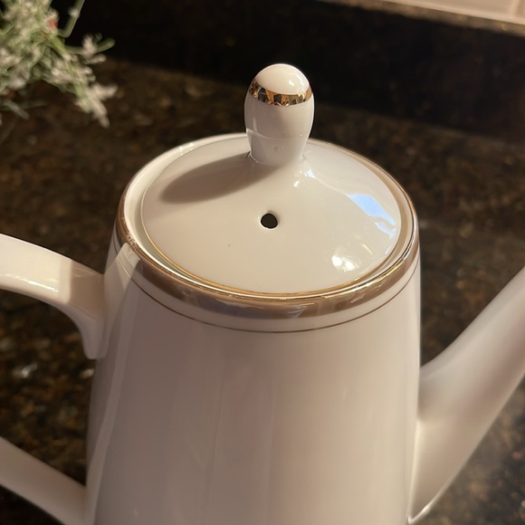 Vintage Royalton China Company Porcelain Teapot with some wear from age and use - Picture 6 of 14